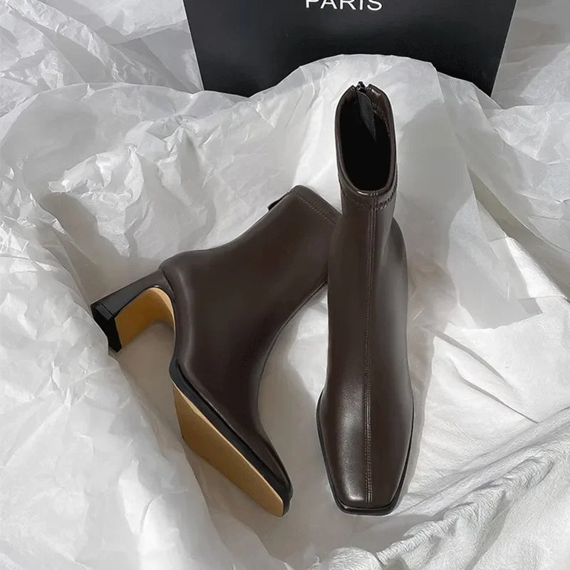 Kurze Damenstiefeletten aus Leder mit quadratischer Spitze und 8 cm Absatz