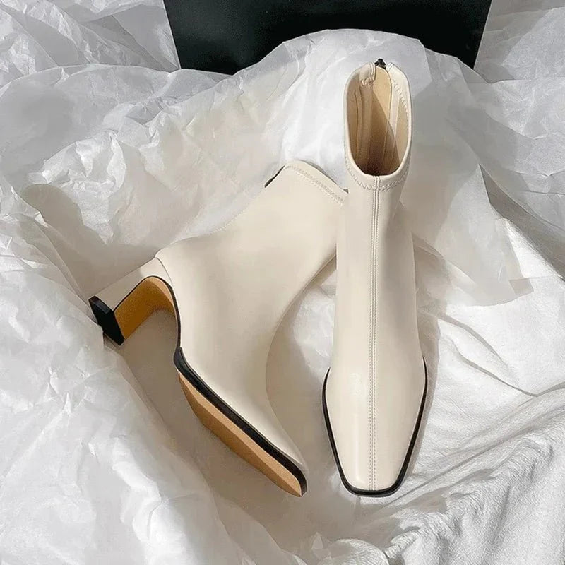 Kurze Damenstiefeletten aus Leder mit quadratischer Spitze und 8 cm Absatz