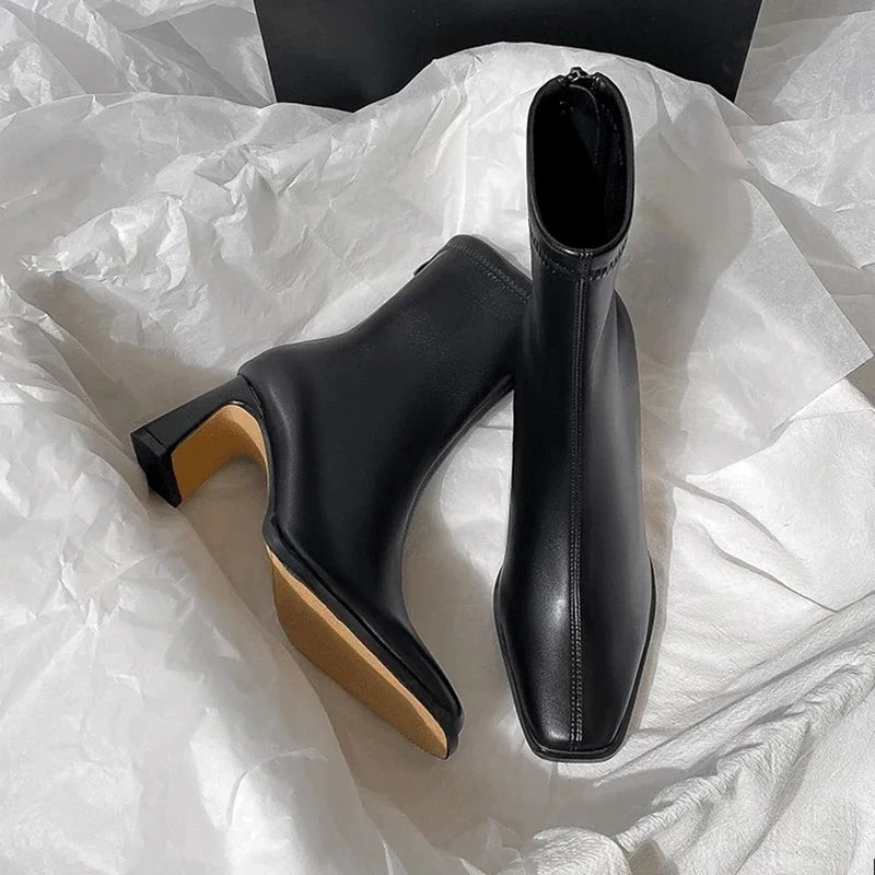 Kurze Damenstiefeletten aus Leder mit quadratischer Spitze und 8 cm Absatz