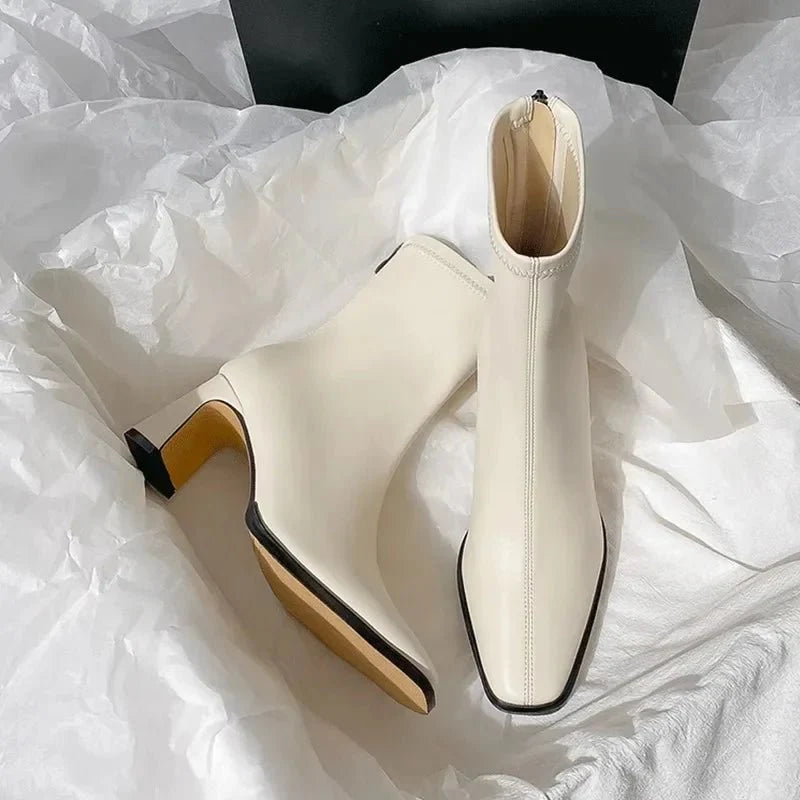 Kurze Damenstiefeletten aus Leder mit quadratischer Spitze und 8 cm Absatz